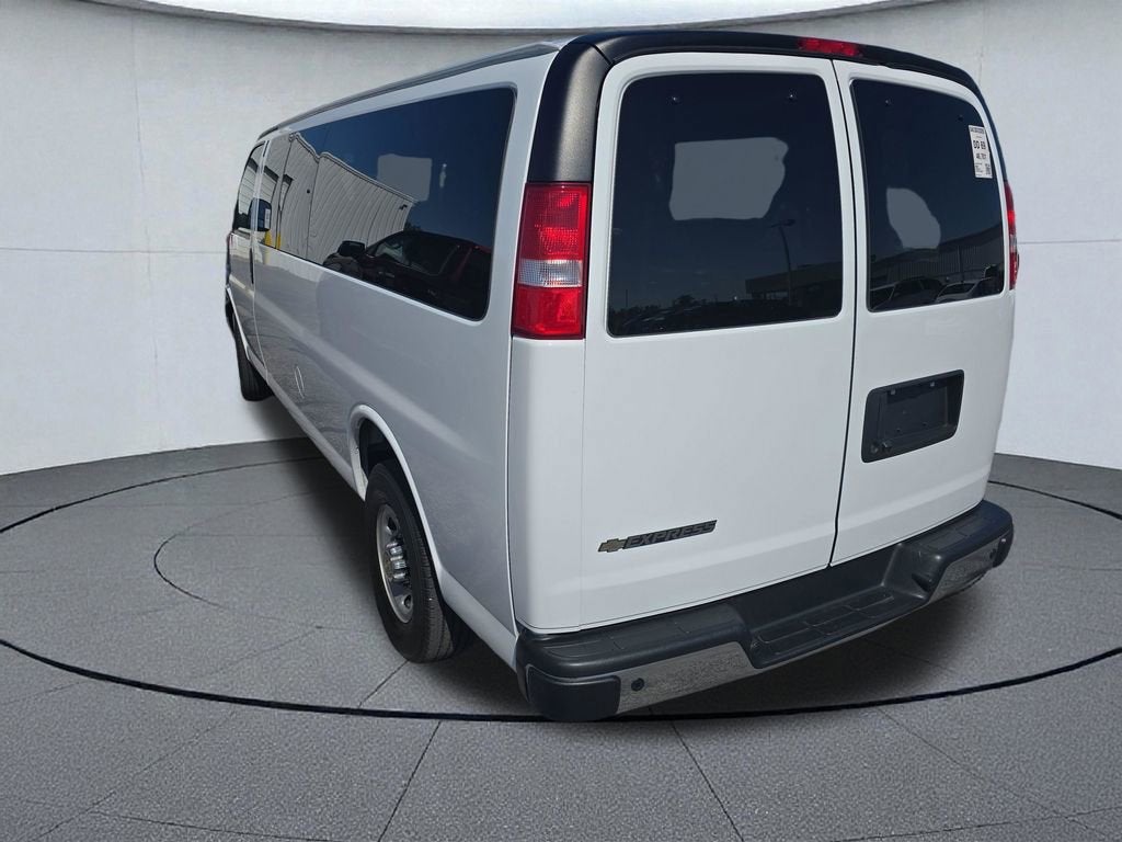 2024 Chevrolet Express Passenger 3500 1LT