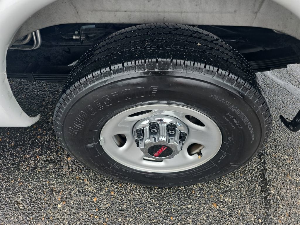 2025 GMC Savana Passenger LT