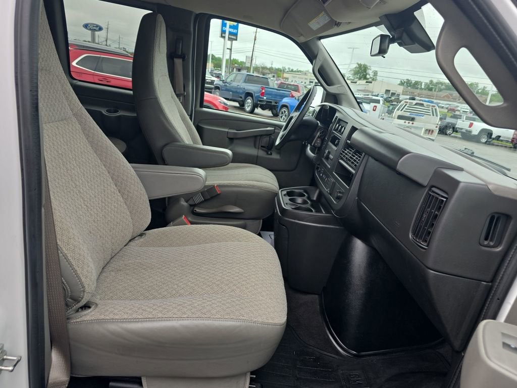 2025 GMC Savana Passenger LT