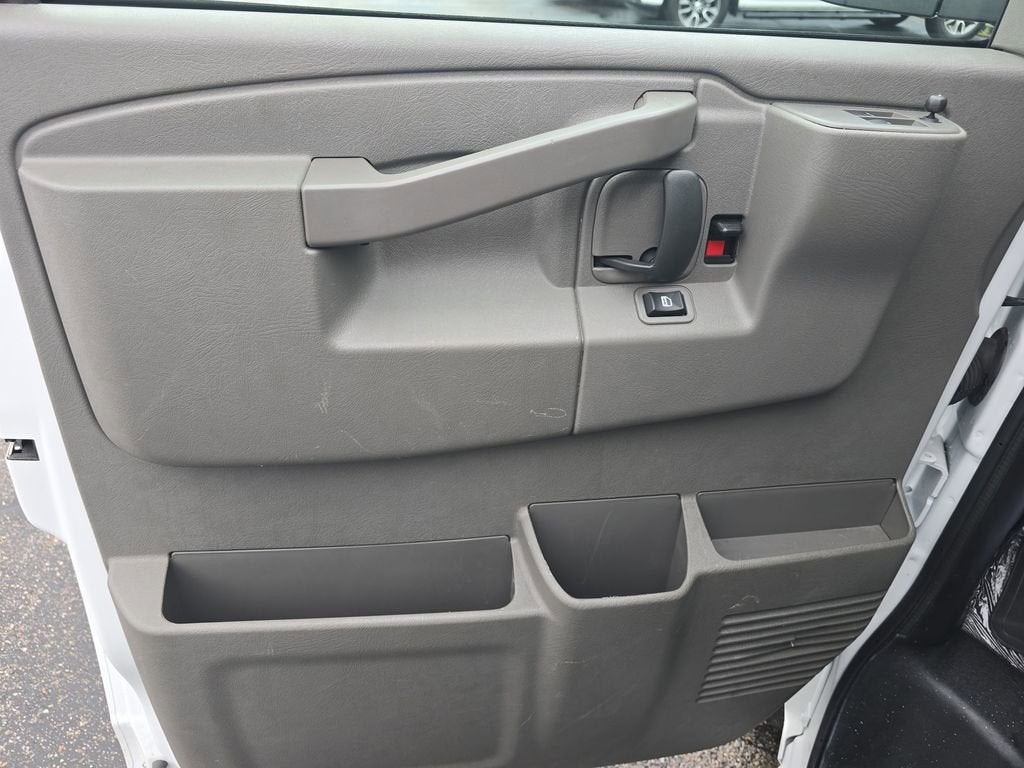 2025 GMC Savana Passenger LT