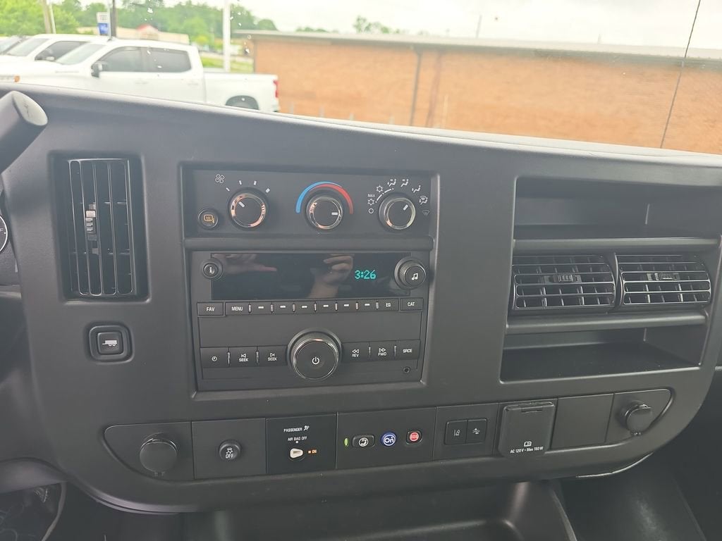 2025 GMC Savana Passenger LT