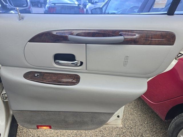 1999 Lincoln Town Car Executive