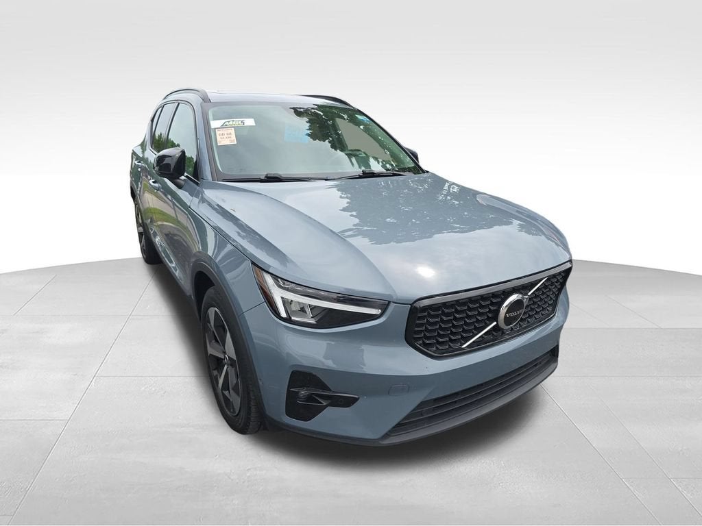 2023 Volvo XC40 Ultimate Dark Theme