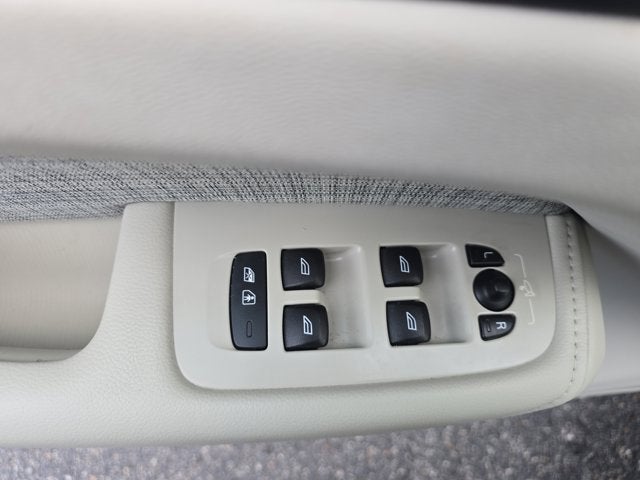 2022 Volvo XC60 Momentum