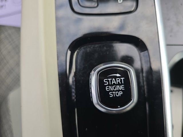 2022 Volvo XC60 Momentum