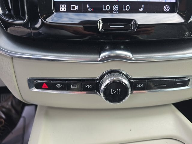 2022 Volvo XC60 Momentum